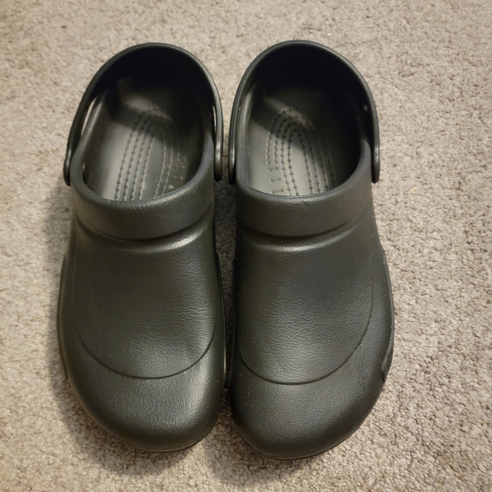 Like new mens size 9 crocs slip resistant